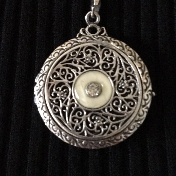 Gorgeous layered Locket Necklace. - Picture 3 of 4